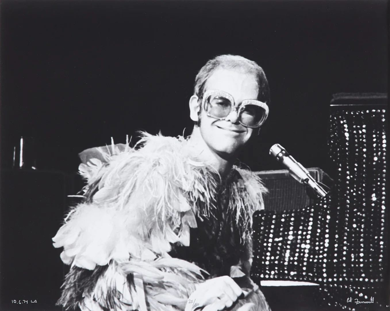 ED FINNELL (USA/SVERIGE, FÖDD 1956). Elton John, "Goodbye Yellowbrick Road Tour", analogt (darkroom made) silvergelatin fotografi. Los Angeles, 6 Oktober 1974, signerad Ed Finnell numrerad 25/50, på ilford multigrade v rc-papper. — Photography — Stockholms Auktionsverk Sickla