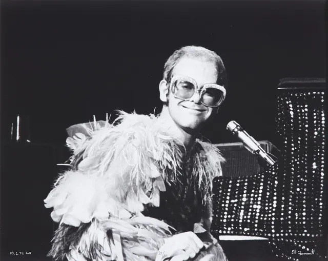 ED FINNELL (USA/SVERIGE, FÖDD 1956). Elton John, "Goodbye Yellowbrick Road Tour", analogt (darkroom made) silvergelatin fotografi. Los Angeles, 6 Oktober 1974, signerad Ed Finnell numrerad 25/50, på ilford multigrade v rc-papper.