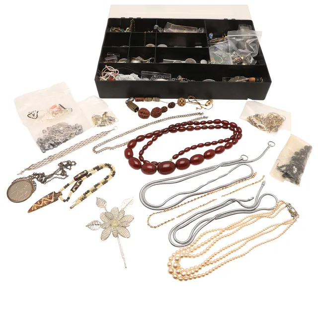 A CHERRY AMBER COLOURED BEAD NECKLACE, AND JEWELLERY FINDINGS ETC.