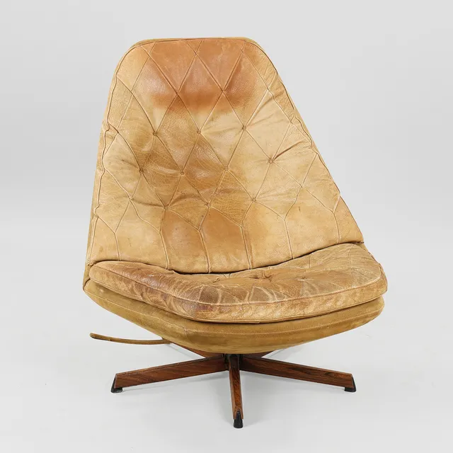 ARNOLD MADSEN. Lænestol betrukket med brunt skind, fod af palisander, model nr. 68, Madsen & Schubell, Danmark, ca. 1960'erne.