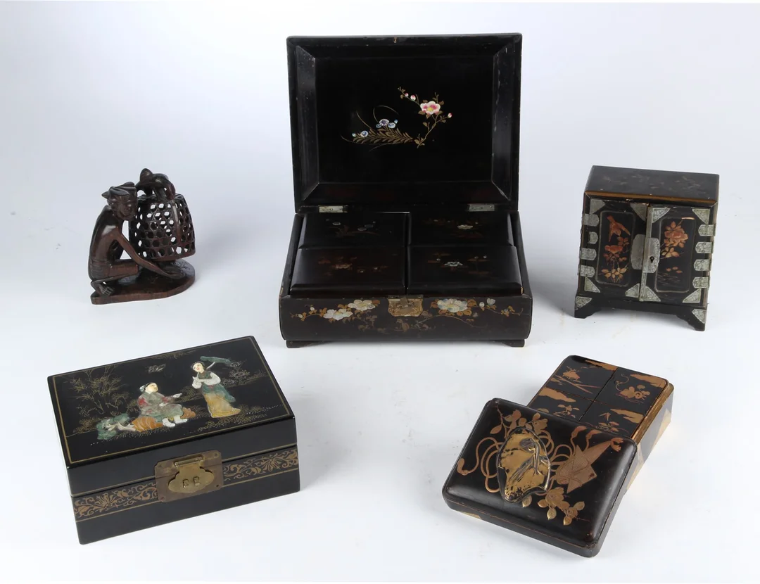 A collection of oriental boxes and caskets, including playing pieces (5) — Hobby and collectibles/Asian art — Lauritz