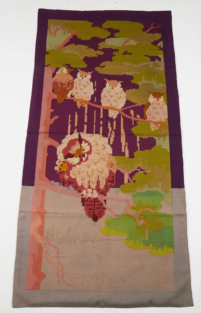 VÄGGBONAD, 1900-talets början, jugend, yllebroderi på yllebotten. — Textiles — Stockholms Auktionsverk Magasin 5