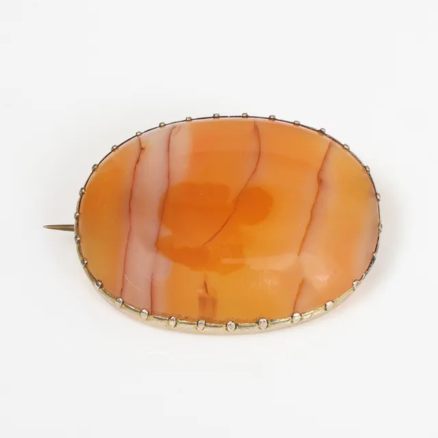 A 19TH CENTURY MOURNING AGATE BROOCH.