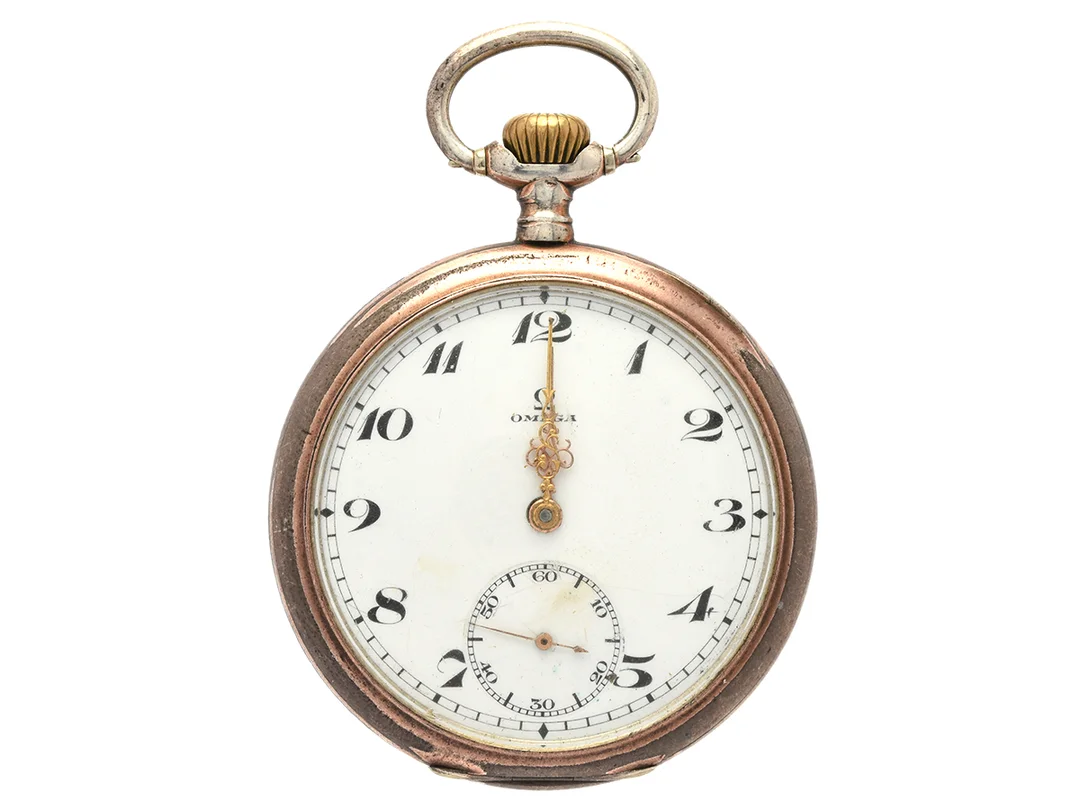 OMEGA, fickur, 51 mm, Serie nr. 4516018, Boett nr. 5661737, silver (0,800), ankargång, skadad urtavla, defekt, bucklor, ca 1916. — Klockor/Omega — Kaplans