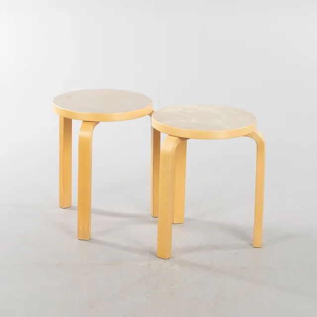 ALVAR AALTO. Pallar, ett par, "E60", Artek, 1900-talets andra hälft.