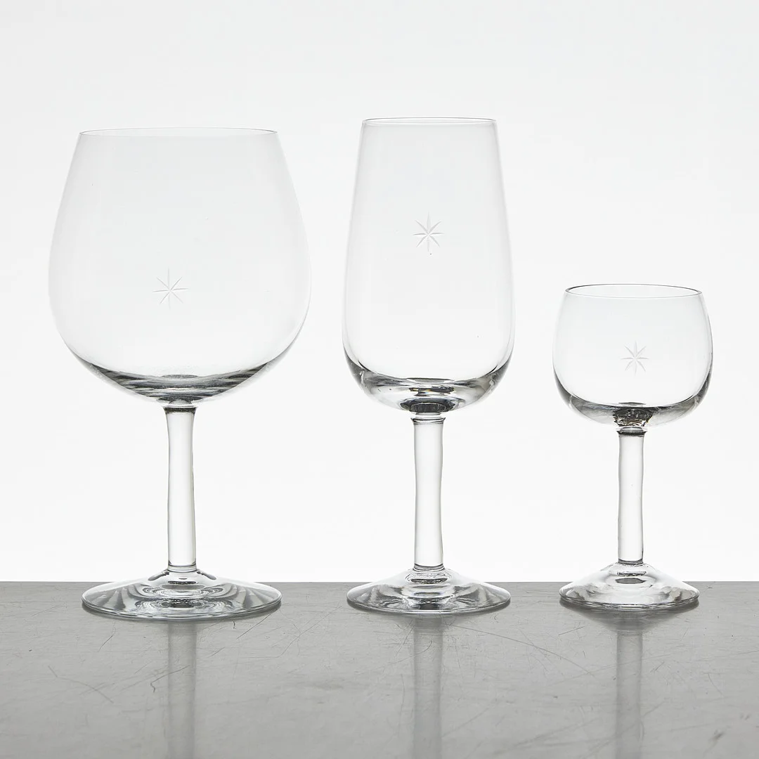 SIGNE PERSSON MELIN. Glasservis, ca 35 delar, Kosta Boda. — Tableware — Stockholms Auktionsverk Magasin 5