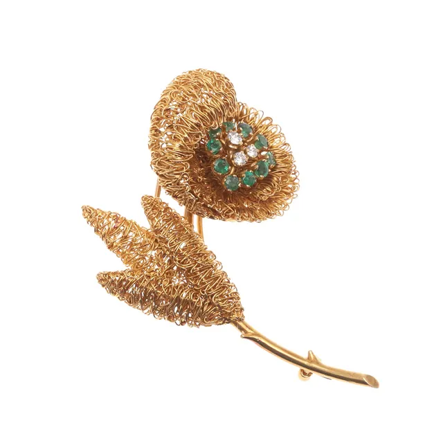 A DIAMOND, EMERALD AND 18CT GOLD FLOWER BROOCH.