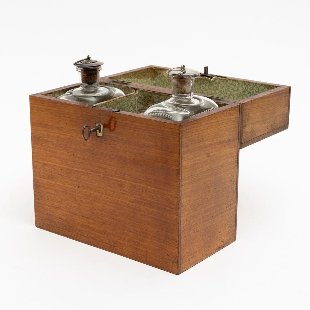FLASKSCHATULL, med två flaskor, 1800-tal. — Miscellaneous — Auktionshuset Kolonn