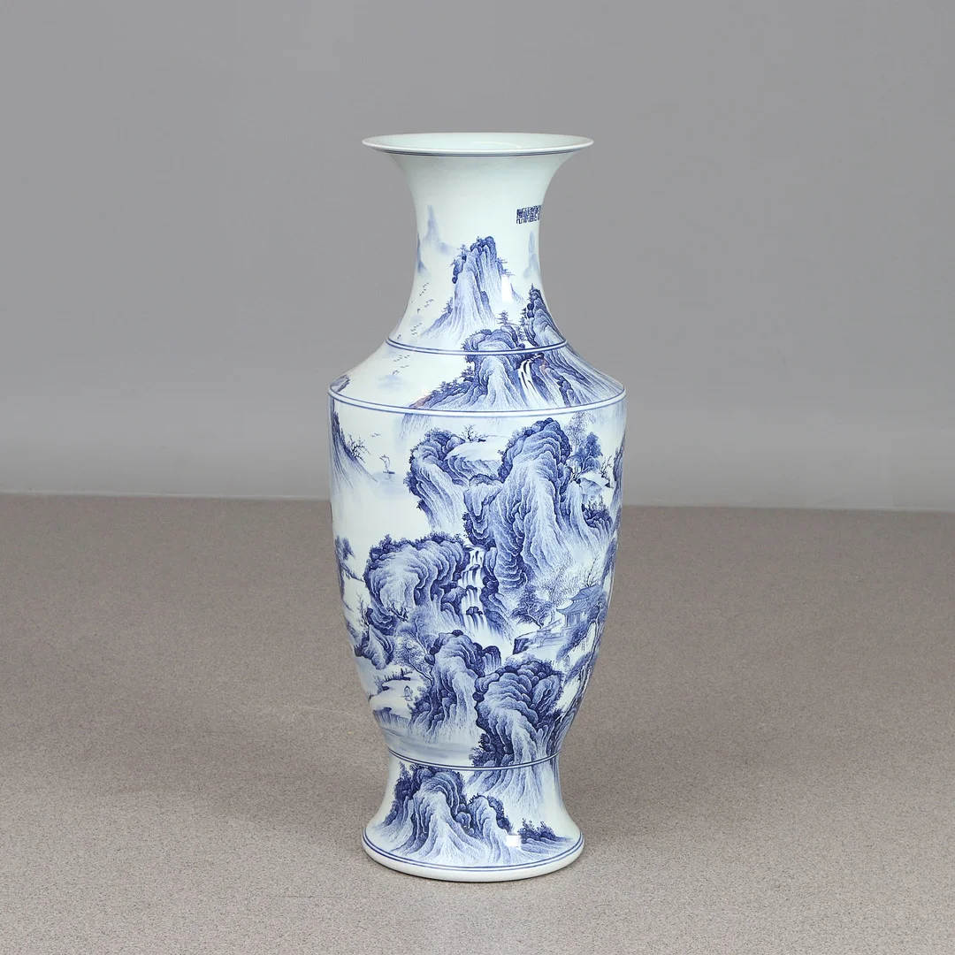GOLVURNA. Porslin med blåvit landskapsdekor samt skrivtecken. Kina, samtida tillverkning. — Ceramics & Porcelain — Skånes Auktionsverk