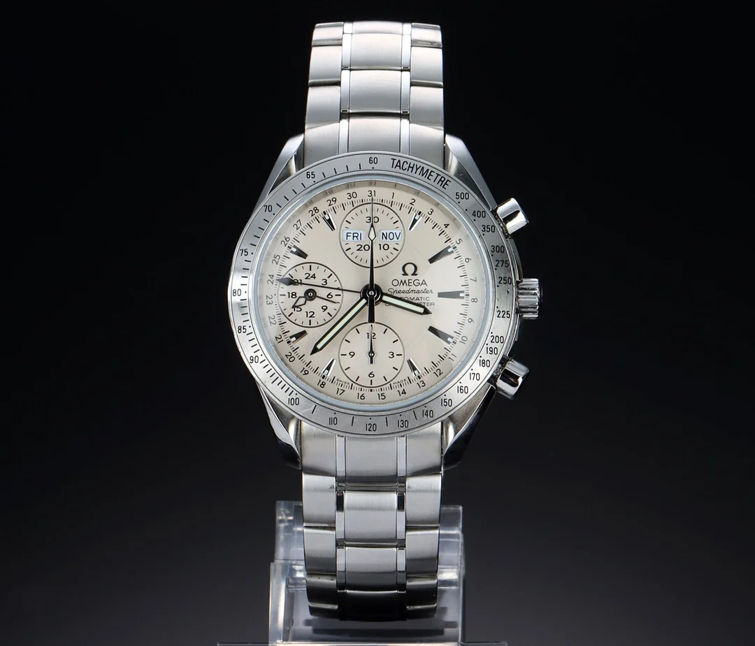 Omega 'Speedmaster Day-Date'. Men's watch in steel with light dial - box + manual approx. 2009 — Watches and clocks/Men’s watches — Lauritz
