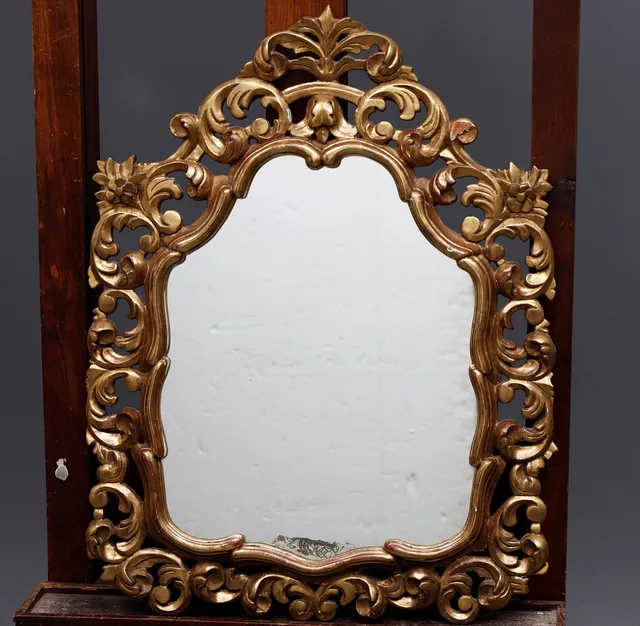 Mirror with Neo-Baroque frame in carved and gilded wood, mid 20th Century.