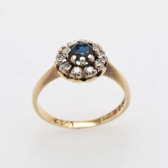 RING, 18K GULD, TOPAS & SMÅ GAMMALSLIPADE DIAMANTER, BIRMINGHAM, 1963, 2,9 GRAM.