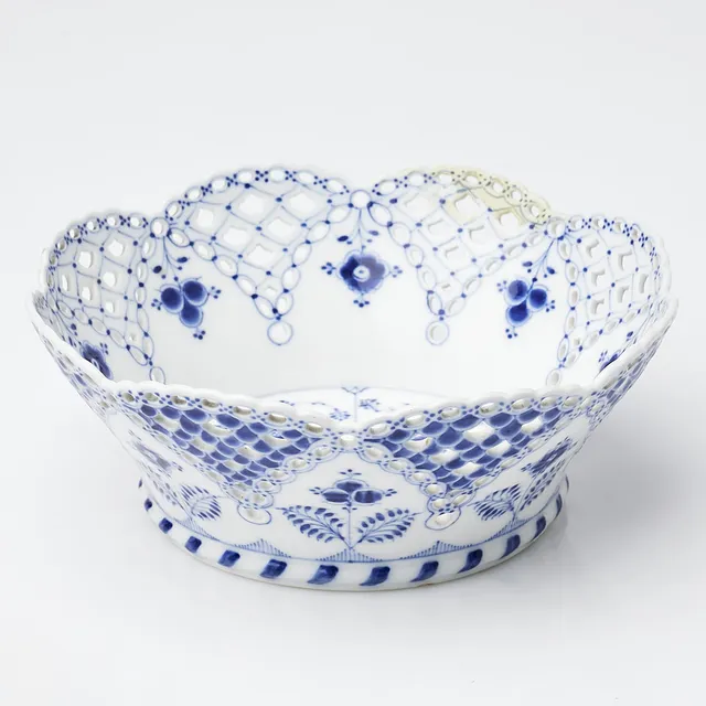 ROYAL COPENHAGEN, skål, musselmalet, helblond, genombruten dekor, modellnummer 1061.