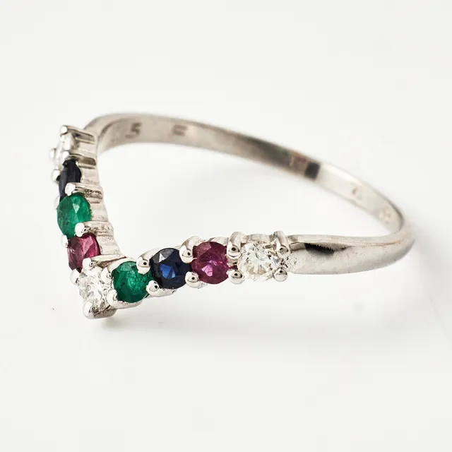 RING, 18 k vitguld, 3 briljanter totalt 0,15 ct, fasettslipade safirer, smaragder och rubiner, svensk kontrollstämpel.