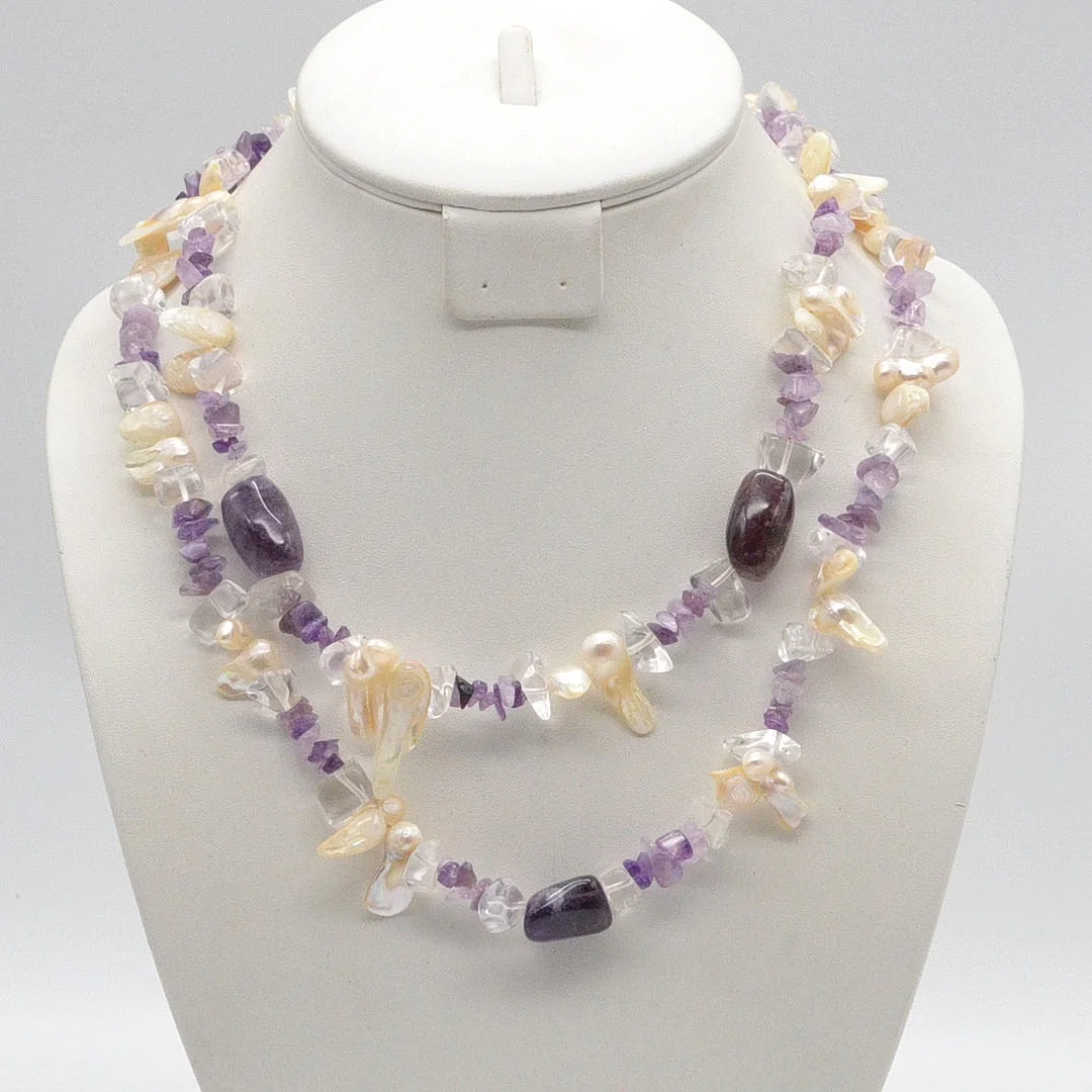 EDELSTEINCOLLIER AUS AMETHYST, BERGKRISTALL UND MUSCHELN, ZWISTRÄNGIG, VERGOLDETER VERSCHLUSS, VINTAGE, CA. 45 CM. — Necklace — Kunst- und Auktionshaus Kleinhenz