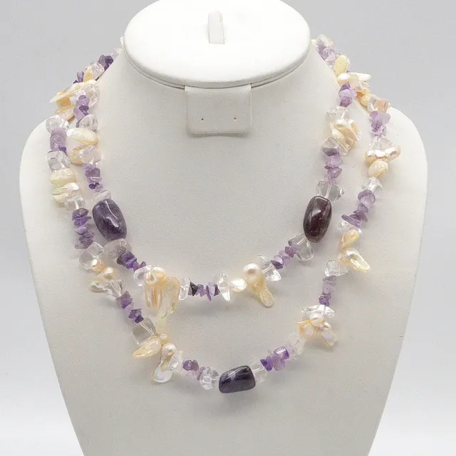 EDELSTEINCOLLIER AUS AMETHYST, BERGKRISTALL UND MUSCHELN, ZWISTRÄNGIG, VERGOLDETER VERSCHLUSS, VINTAGE, CA. 45 CM.