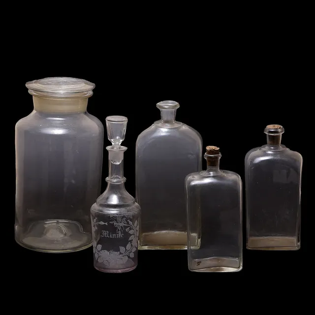 4 FLASKOR, 1 BURKAR, GLAS, 1800-TAL.