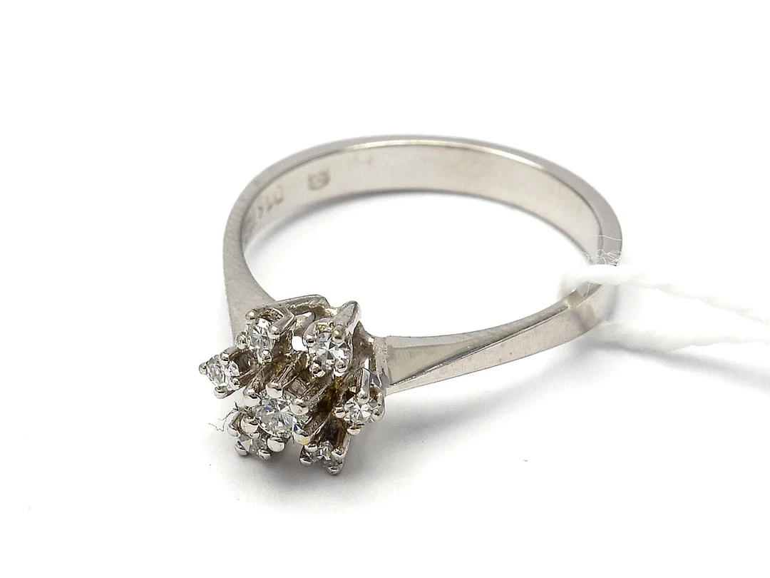 Ring vitguld 18K 2,5g Ø16 med diamanter 1xca.0,05ct 6 åttkantslipade xca.0,02ct — Smycken/Ring — Kaplans