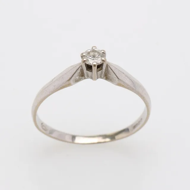 RING, 14K VITGULD & LITEN BRILJANT OM CA 0,14 CT, 1,7 GRAM.