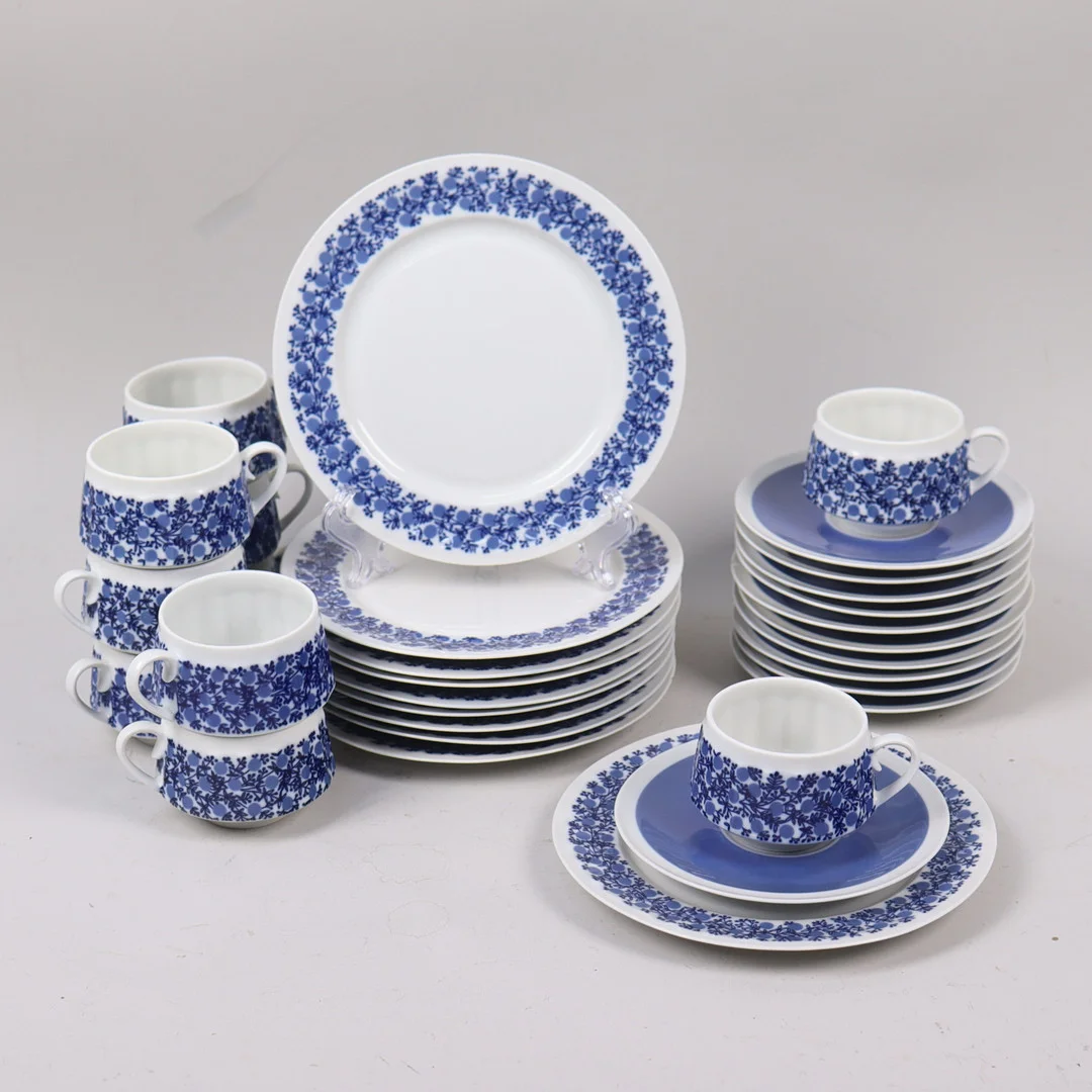 RAIJA UOSIKKINEN. "Doria", kaffeservis, Arabia, 31 delar. — Tableware — Markus Auktioner