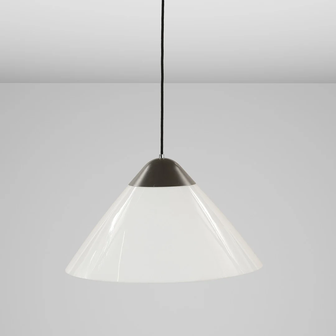 HANS J WEGNER. "Opala" pendel af hvid akryl med top af grålakeret metal, Louis Poulsen, Danmark. — Ceiling lights — Palsgaard Kunstauktioner