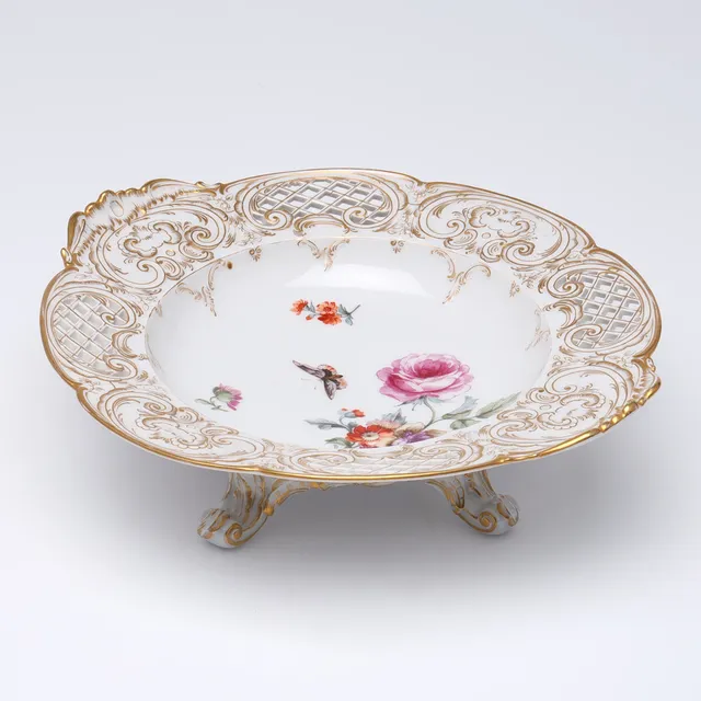 GALLERSKÅL, porslin, Königliche Porzellan-Manufaktur (K.P.M.), Tyskland, Berlin 1800-tal, polykrom emaljmålning av blommor och fjäril, förgylld dekor, på 4 fötter, rokokostil.