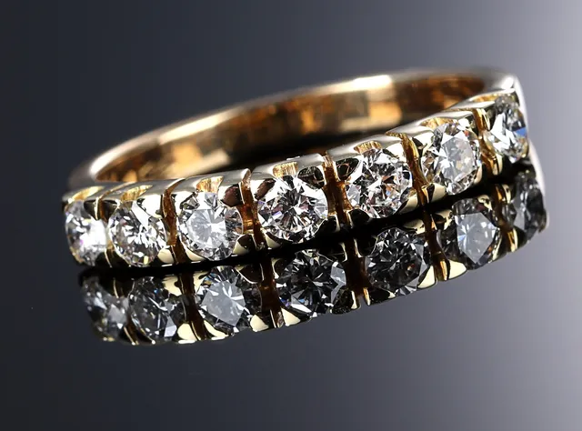 Alliancering af 18 kt. guld med syv brillanter på i alt ca. 0.60 ct.