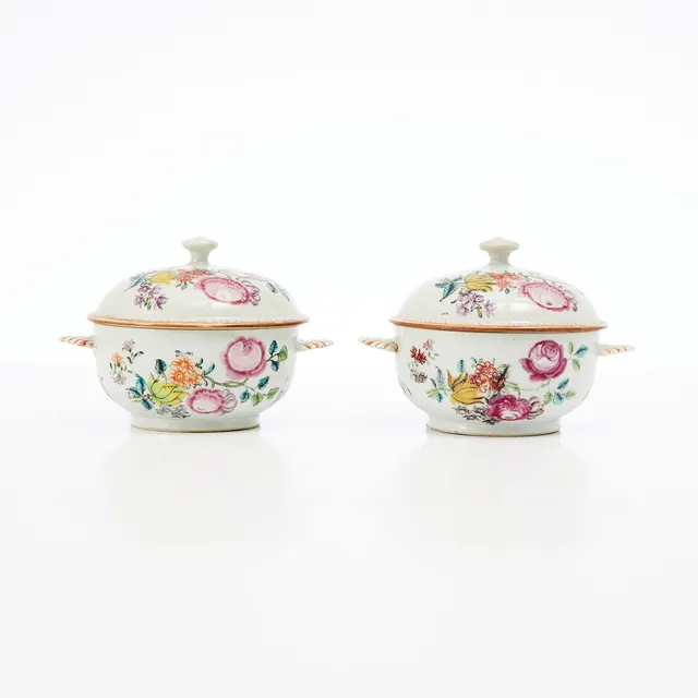 EQUELLER, ett par, porslin, Kina, Qianlong (1736-1795), famille rose, europeiserande dekor av strödda blommor i emaljfärger, järnoxid samt magenta.