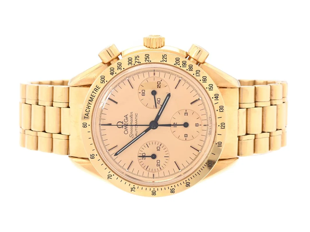 OMEGA, Speedmaster, Reduced, "Tachymetre", Cal 3220 (ETA 2890-2), Serie nr. se fördjupad info, Ref nr. BA 375.0033, Boett nr. 175.0033, kronograf, herrur, 39 mm, 18K guld, automatisk, plexiglas, utbytt urverk/visare (Luminova)/bakboett, glasbaksida, gravyr, originallänk, viklås, Ref nr. 1460/810, längd 180 mm, totalvikt 128,5 gram, ca 1990, box (skadad). — Klockor/Omega — Kaplans