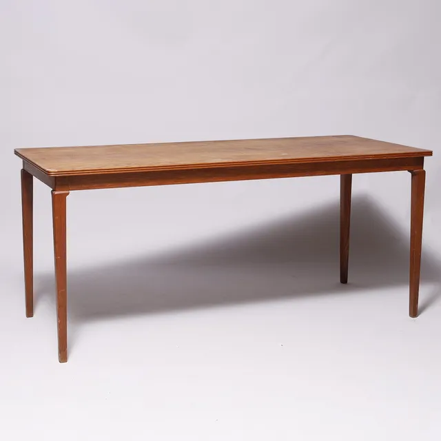 FRITS HENNINGSEN (1889-1965). TILSKREVET. Rektangulært sofabord med tilspidsede ben, bejdset eg, antageligvis udført hos snedkermester Frits Henningesen, Danmark, ca. 1940/50'erne.