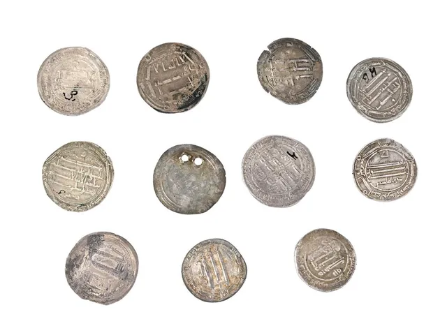 11 MYNT, silver, Dirham, Bagdad, 750-878, kvalité ca 1? - 1+, total vikt 32,9 g, 2 borrhål, stötskador samt lite klotter med en spritpenna.
