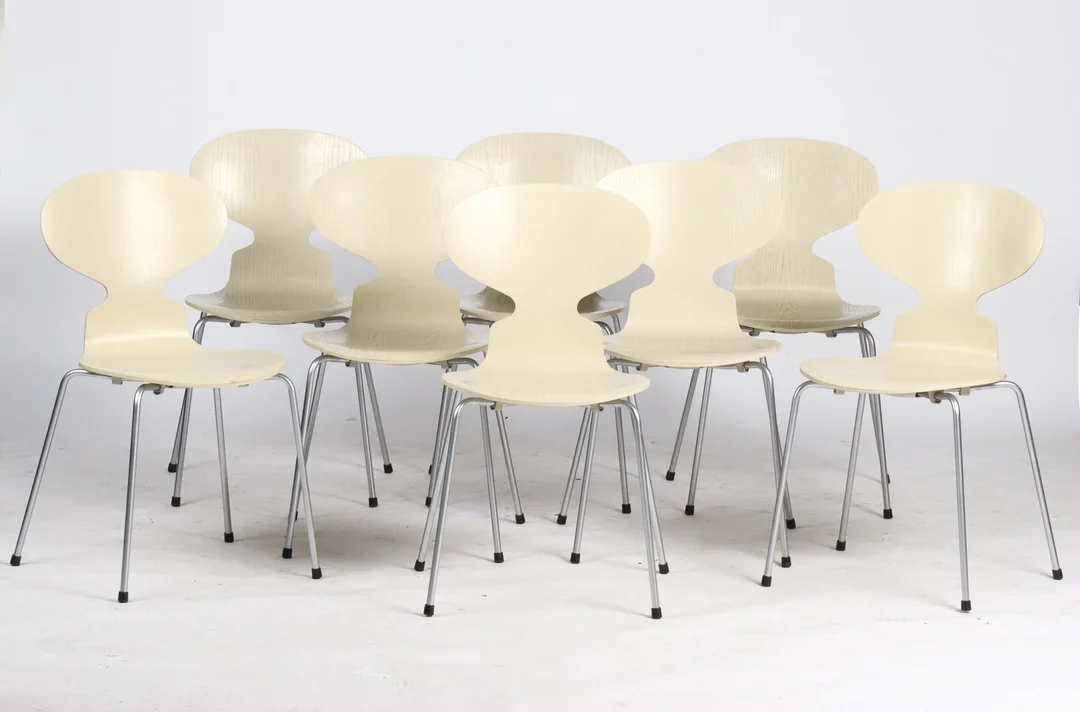 Arne Jacobsen. A set of eight chairs, 'The Ant' with shells in molded veneered sand (8) — Furniture/Chairs — Lauritz