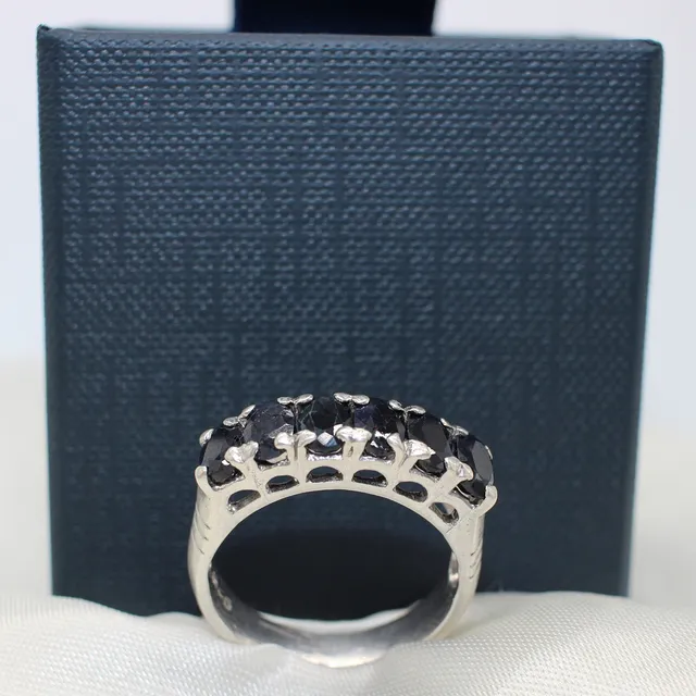 6 x STONE SAPPHIRE RING.