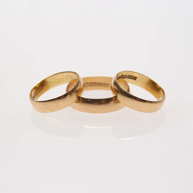 RINGAR, 3st, slät modell, 18k guld, totalvikt ca 11,4g.