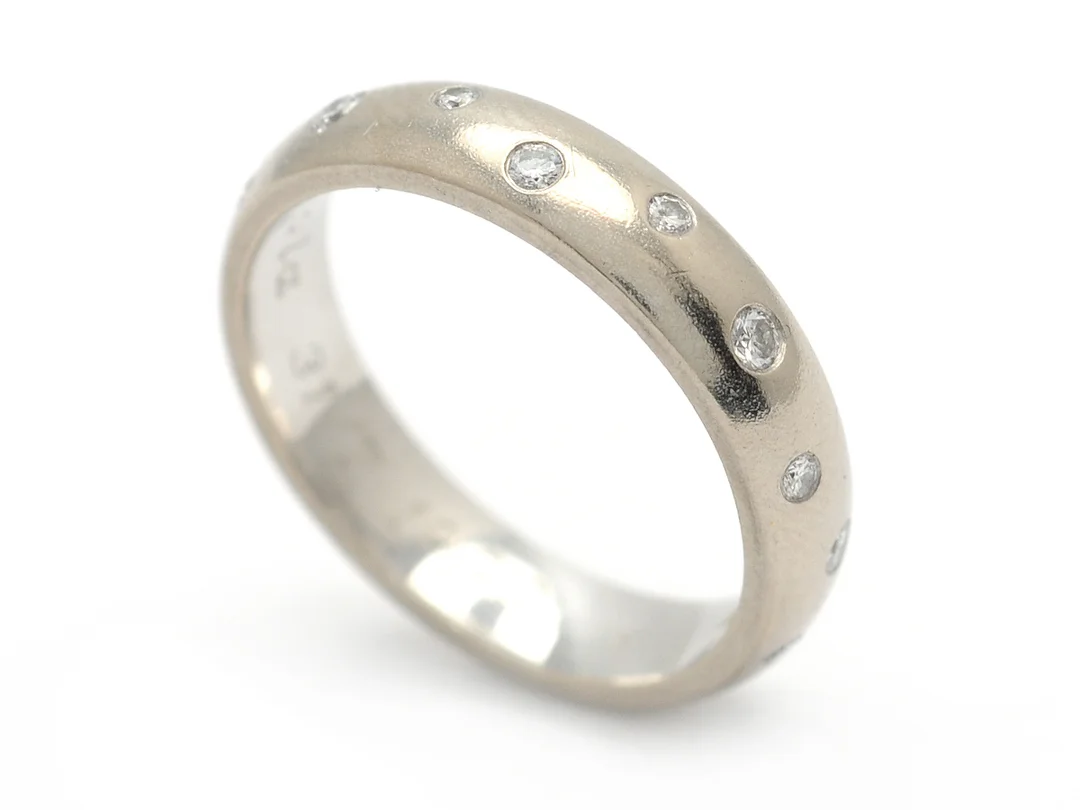 ENGELBERT, ring, 18K vitguld, 16 briljanter ca 0,28 ctv enligt gravyr, ca TW/VS, stl 18 mm, Stockholm 1999, vikt 6,7 g, gravyr. — Smycken/Ring — Kaplans