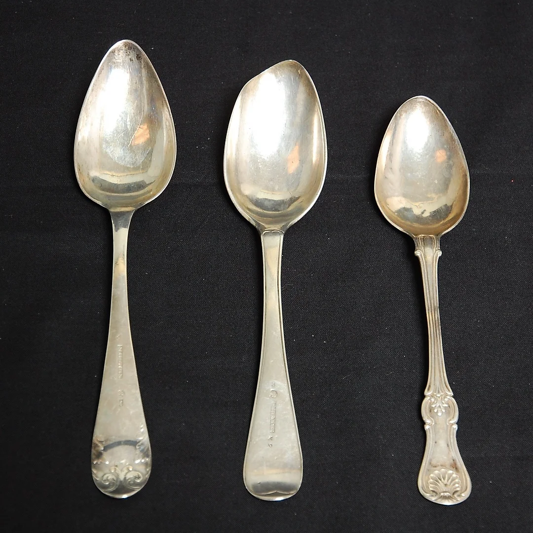 MATSKEDAR, 3 st, stämplade I Schroder Landskrona 1792, N.Juhlin Karlshamn 1841, 1 st med otydliga stämplar. — Silver — Auktionsverket Engelholm
