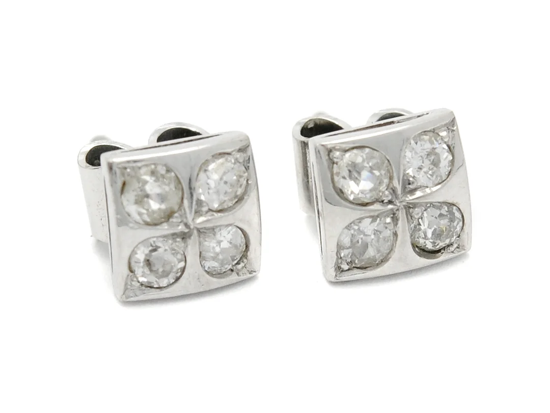 ÖRHÄNGEN, 18K vitguld, 8 gammalslipade diamanter ca 0,40 ctv, ca TCape/P, stift, vikt 2,4 g, 3 diamanter är skadade. — Smycken/Örhängen — Kaplans