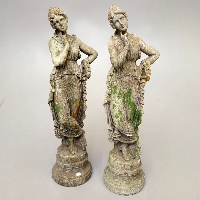 PAREJA DE FIGURAS DE DAMAS CLÁSICAS EN PIEDRA ARENISCA.