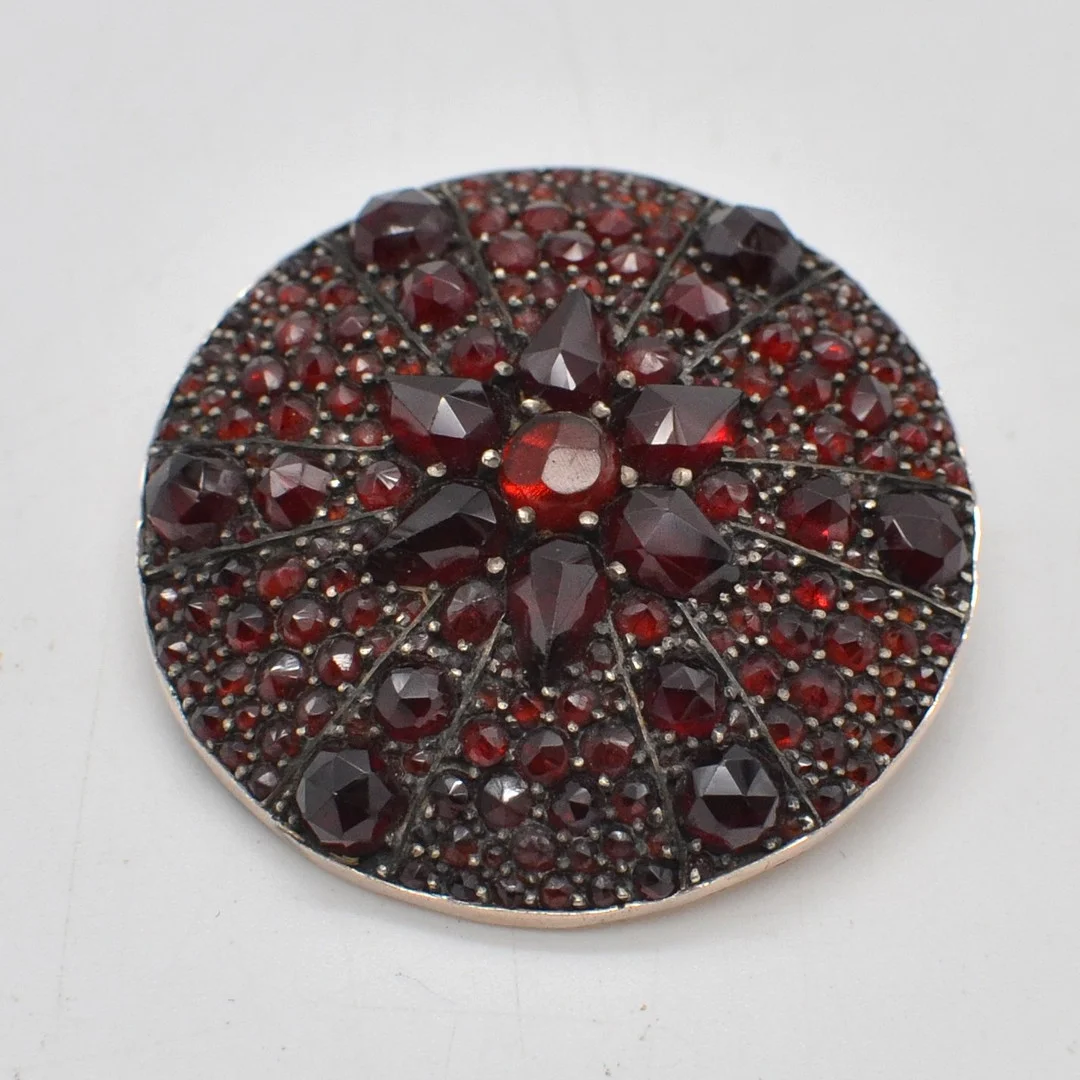 BÖHMISCHE GRANATBROSCHE, STERNFÖRMIGE ANORDNUNG, RUND, SILBERFASSUNG, ENDE 19. JH. — Brooches & Pendants — Kunst- und Auktionshaus Kleinhenz