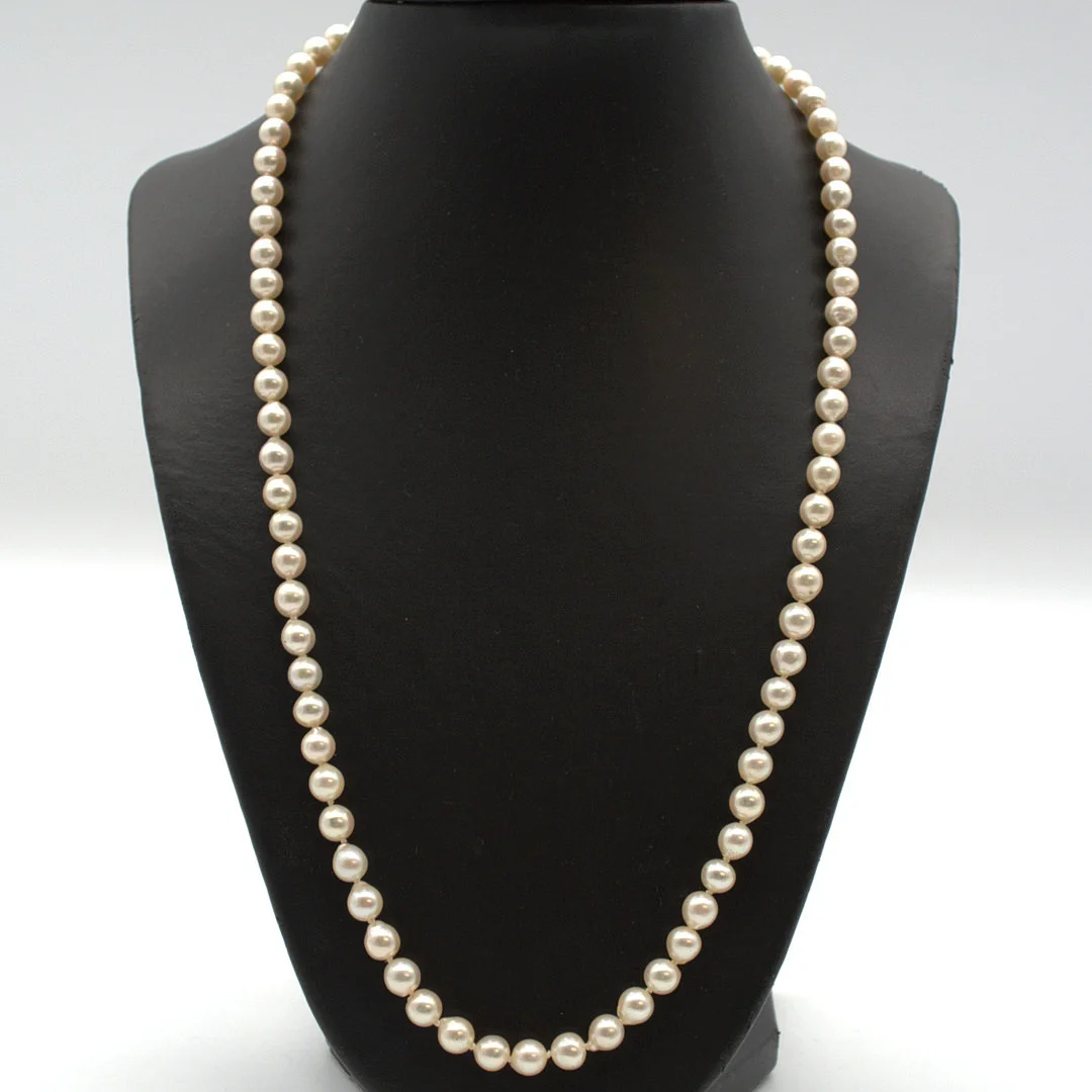 J. KÖHLE. PERLEN KETTE, WEISSE PERLEN, EINZELN GEKNÖPFT, 835ER SILBER VERSCHLUSS, DEUTSCHLAND, 20. JAHRHUNDERT. — Necklace — Kunst- und Auktionshaus Kleinhenz