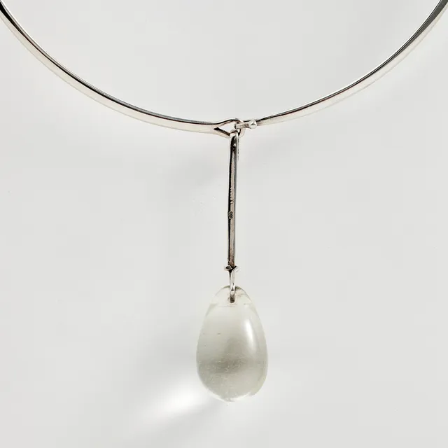 VIVIANNA TORUN BÜLOW-HÜBE. egen verkstad, halssmycke, sterlingsilver, stel halsring, hänge avslutas med glasdroppe, stämplad TORUN, 1960/1970-tal, hänge avtagbart.