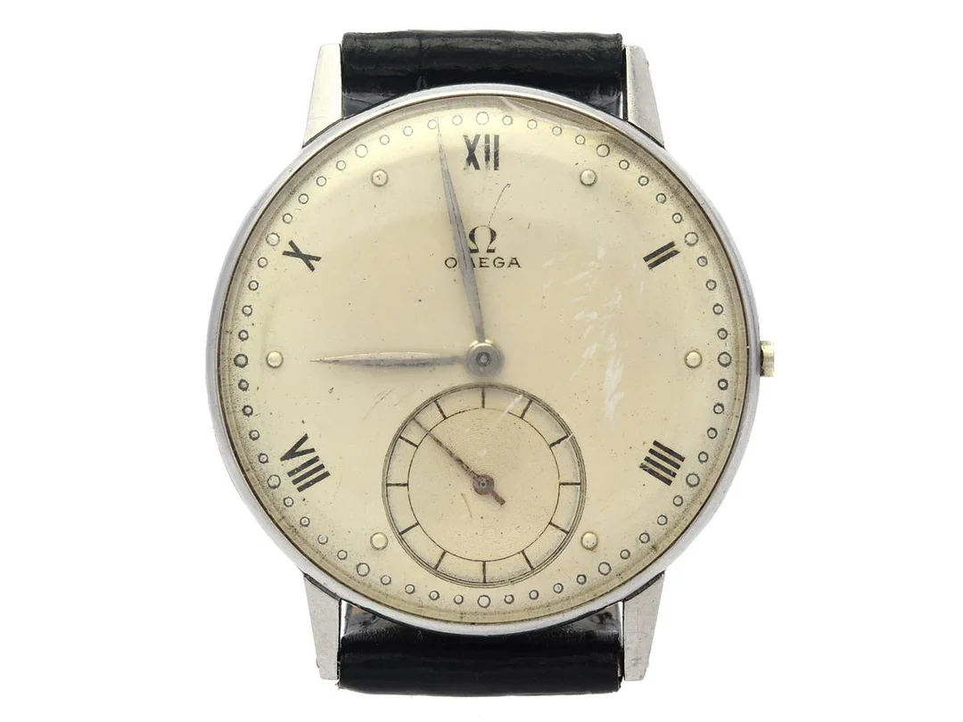 OMEGA, herrur, 35 mm, Cal 30 T2 PC, Serie nr. 10196381, Ref nr. 2318, Boett nr. 2318/3, stål, manuell, plexiglas, liten sekundvisare, skadad urtavla, defekt, OBS: saknar ställaxel/krona, läderband, ca 1945. — Klockor/Omega — Kaplans