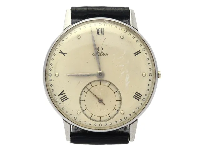 OMEGA, herrur, 35 mm, Cal 30 T2 PC, Serie nr. 10196381, Ref nr. 2318, Boett nr. 2318/3, stål, manuell, plexiglas, liten sekundvisare, skadad urtavla, defekt, OBS: saknar ställaxel/krona, läderband, ca 1945.