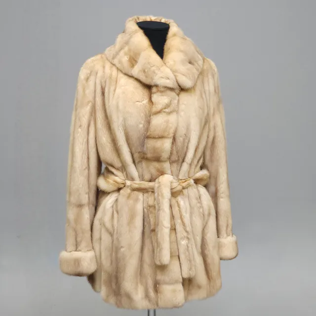 CHAQUETÓN DE VISÓN BEIGE CON CINTURÓN Y CAPUCHA.