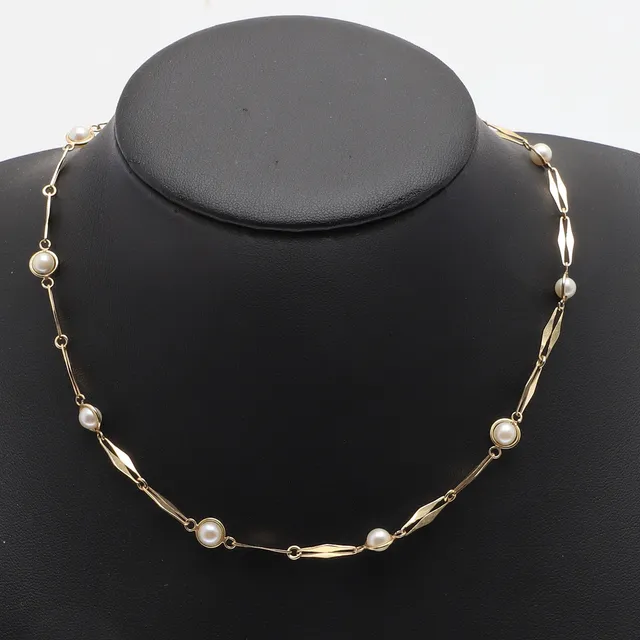 AN 18CT GOLD AND CULTURED PEARL NECKLACE.