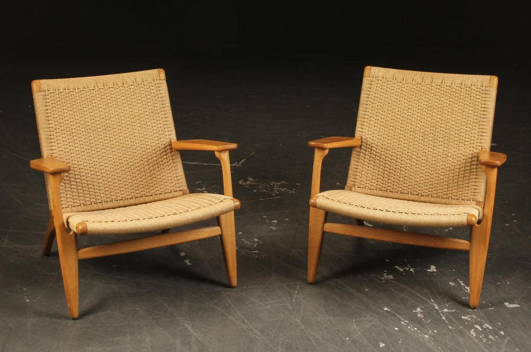 Hans J. Wegner. A pair of lounge chairs, Model CH25, oak (2) — Furniture/Lounge chairs — Lauritz
