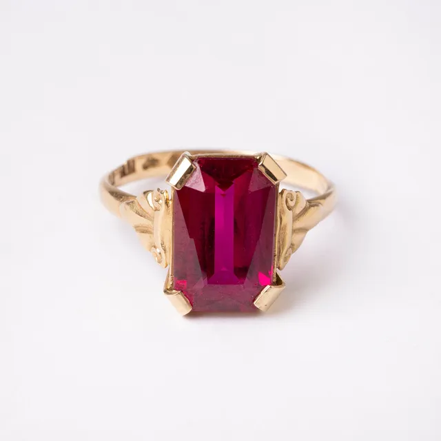 RING, 18K guld med fasettslipad syntetisk rubin, Gustav Axelson, Ljungby, 1949.