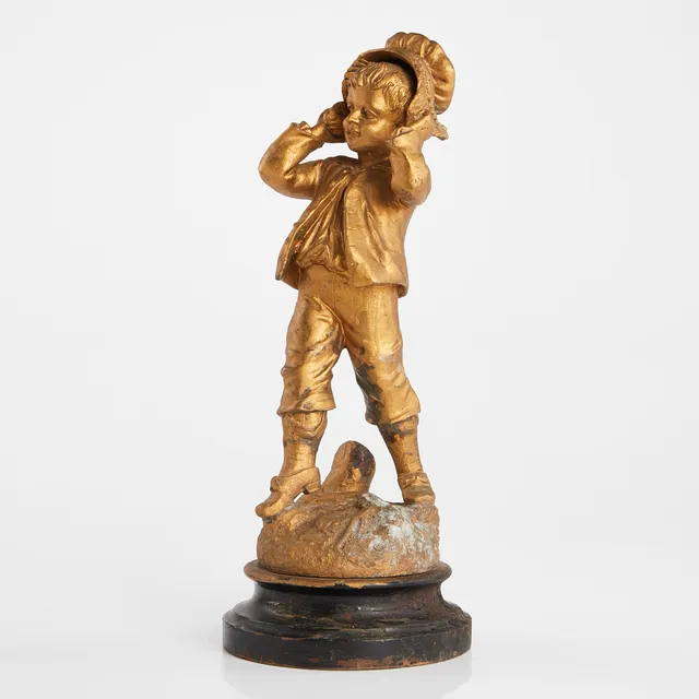 SKULPTUR, 1800-tal, gosse med hatt, patinerad och bronserad zink.