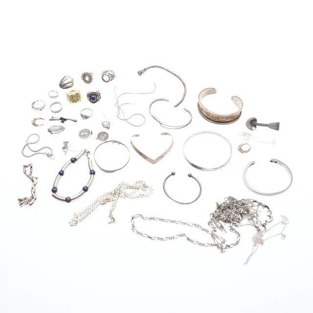 A GOOD QUANTITY OF SILVER AND WHITE METAL JEWELLERY, SOME A/F, GROSS 280 GRAMS.