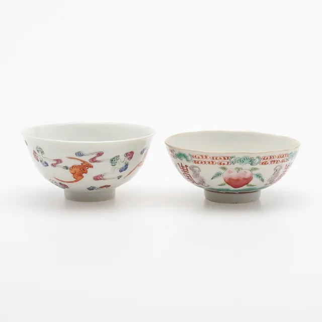 SKÅLAR, 2 ST, Kina, porslin med emaljmåleri föreställande fladdermöss och moln samt fladdermöss och persikor, Guangxu (1875-1908).
